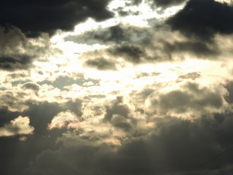 雲の切れ間イメージ