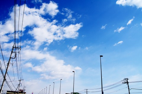 雲と電柱イメージ